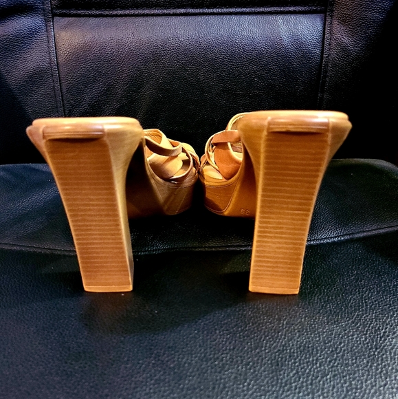 Size 39 strapy tan square heels - Picture 3 of 4